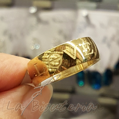 Anillo acero modelo 12200012 oro y mensaje grabado