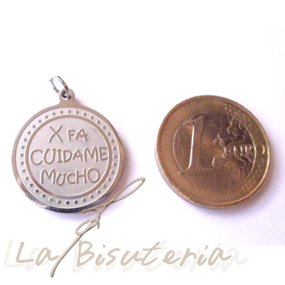 Detalle medalla Virgencita de la Almudena